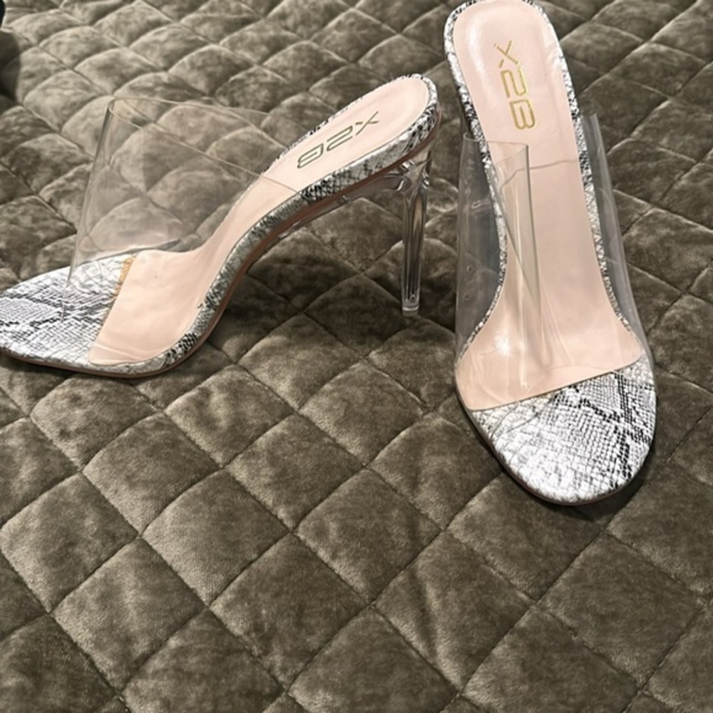 X2B Women's Size 10 Gray Clear Lucite Clear 4" heels‎ NWOT